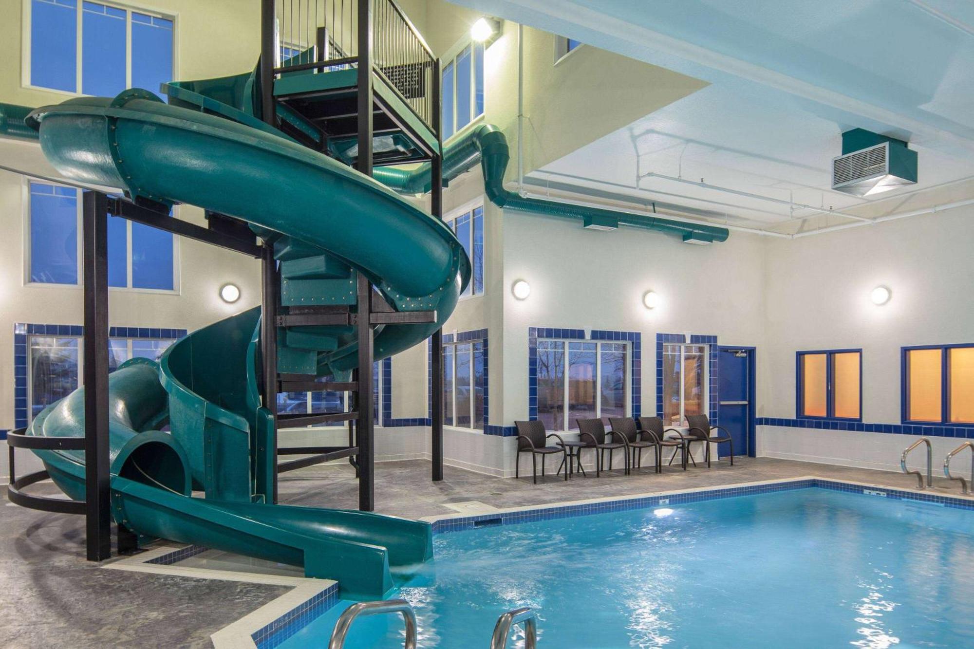 מלון Ramada By Wyndham קוקרן מראה חיצוני תמונה
